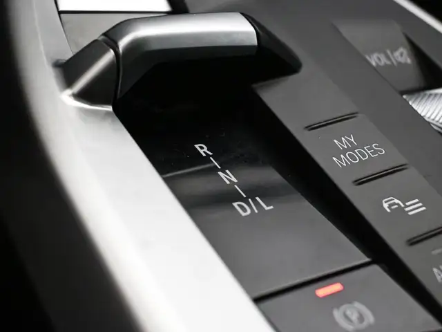 2025 BMW X2 XDRIVE 28i LOW KMS!! SUNROOF, NAVIGATION - Photo 8