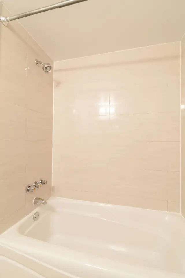 spacious 3-bed unit for rent, July 1, Westmount, CDN - ID 289 - Photo 7