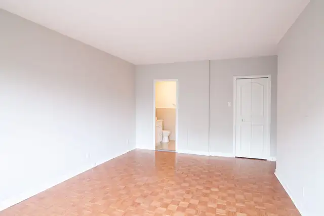 spacious 3-bed,2-bath condo for July 1, Westmount adj - ID 4458 - Photo 7