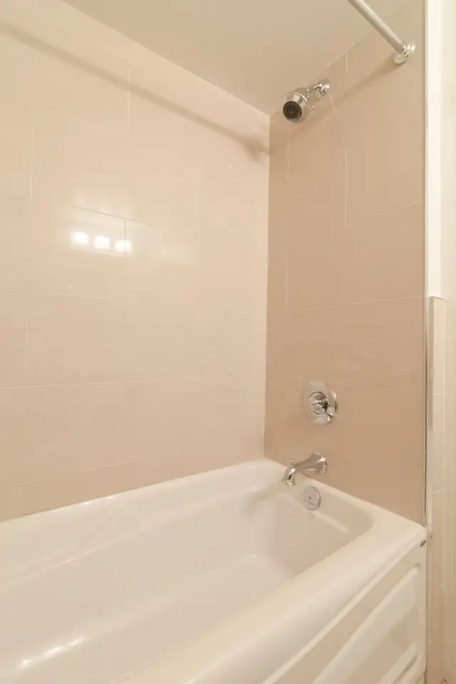 spacious 3-bed,2-bath condo for July 1, Westmount adj - ID 4458 - Photo 9