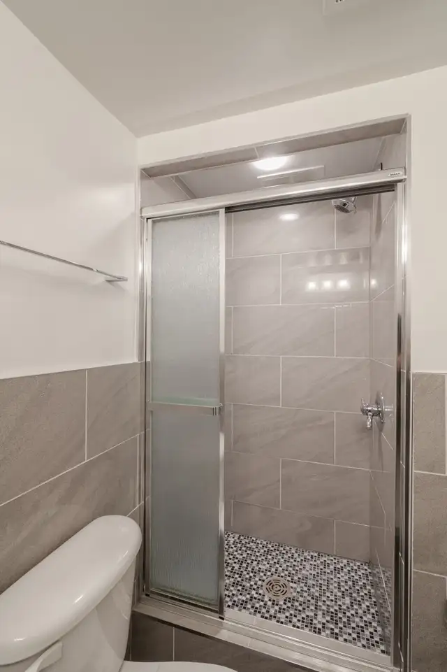 spacious 3-bed,2-bath condo for July 1, Westmount adj - ID 4458 - Photo 11