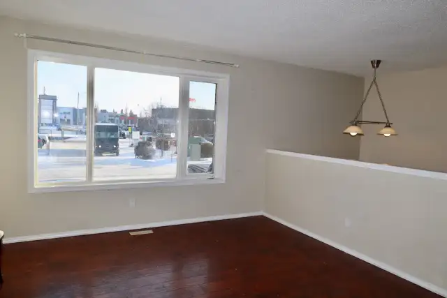 Leduc 3 Bed 1.5 Bath Townhome For Rent - Photo 2