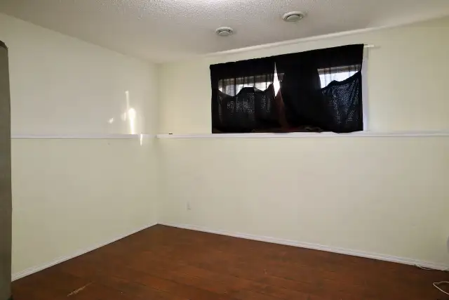 Leduc 3 Bed 1.5 Bath Townhome For Rent - Photo 6