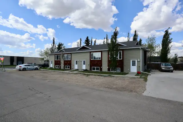 Leduc 3 Bed 1.5 Bath Townhome For Rent - Photo 13