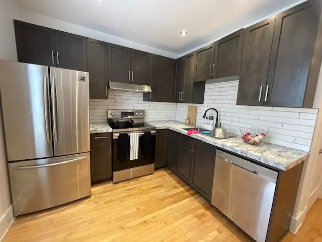 Large 2-Bedroom Located West - Photo 3