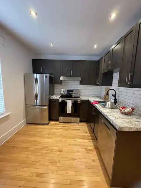 Large 2-Bedroom Located West - Photo 4