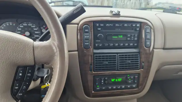 2004 Ford Explorer Eddie Bauer, UNDERCOATED, CLEAN, CERTIFIED - Photo 12