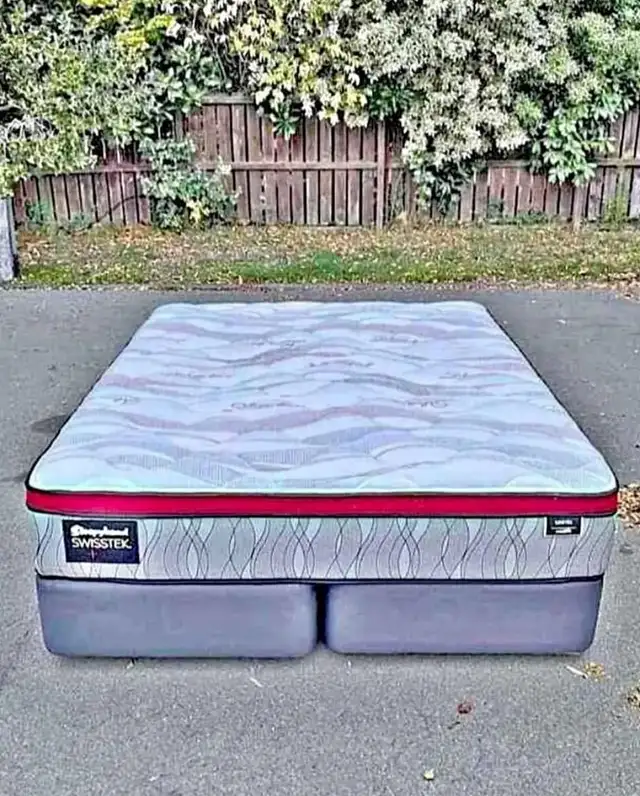 Queen Mattress ! Free delivery - Photo 2