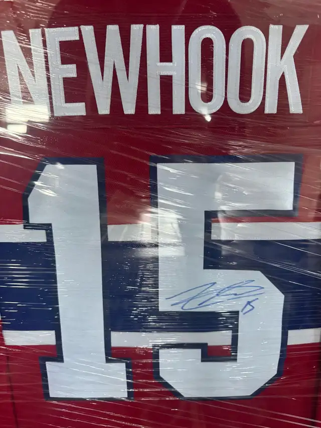 Signed and framed authentic Alex Newhook jersey. - Photo 2