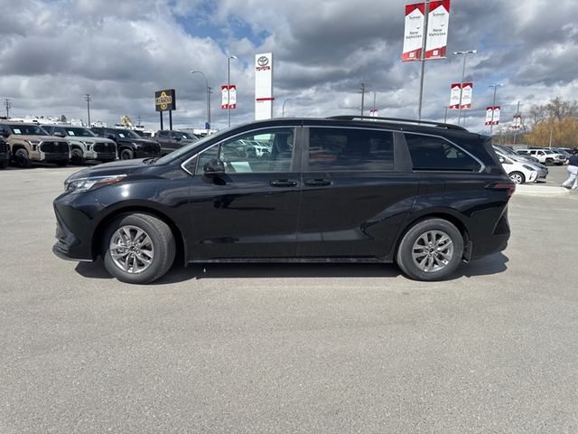 2026 Toyota Sienna LE 8-Passenger AWD - Hybrid - Photo 2