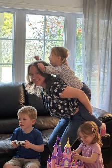 Gardienne d'enfants avec beaucoup d'expériences