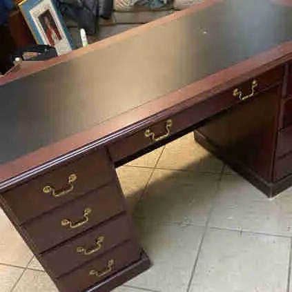 Lovely Executive Desk Ready To Make A Statement