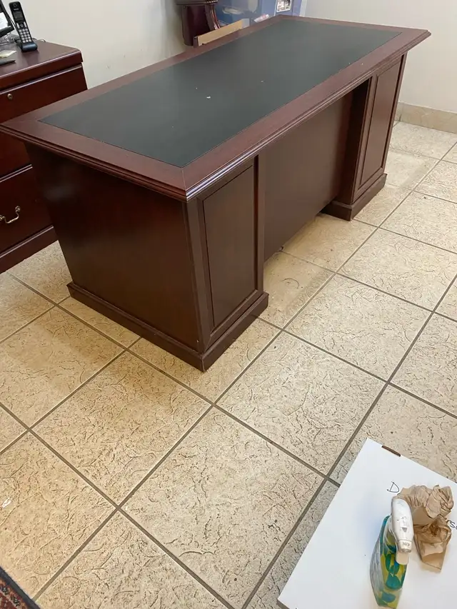 Lovely Executive Desk Ready To Make A Statement - Photo 2