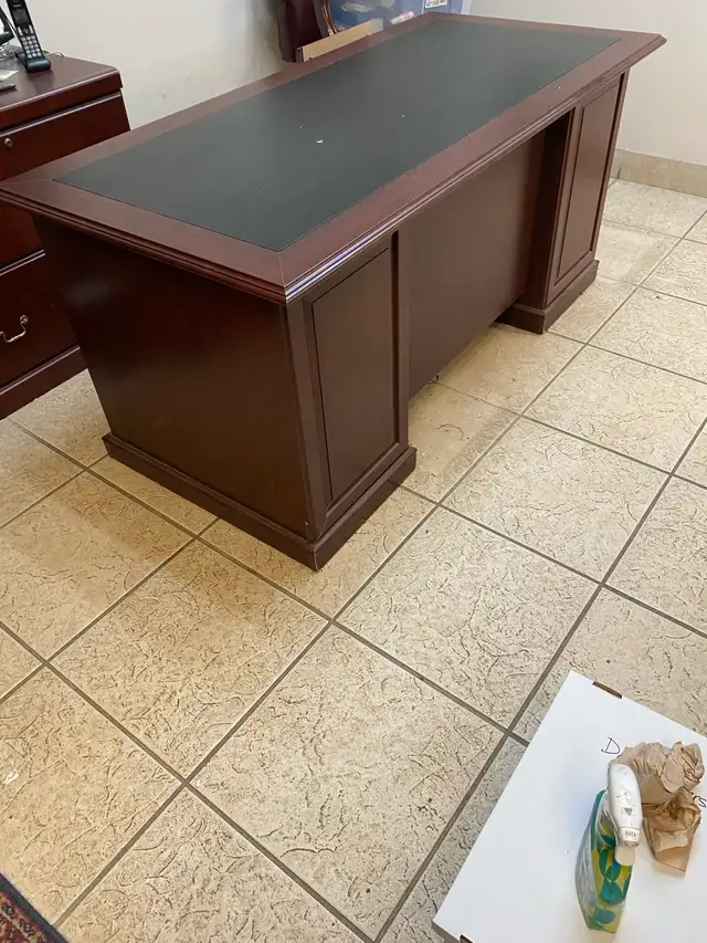 Lovely Executive Desk Ready To Make A Statement - Photo 3