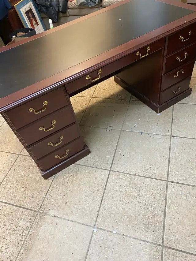 Lovely Executive Desk Ready To Make A Statement - Photo 4