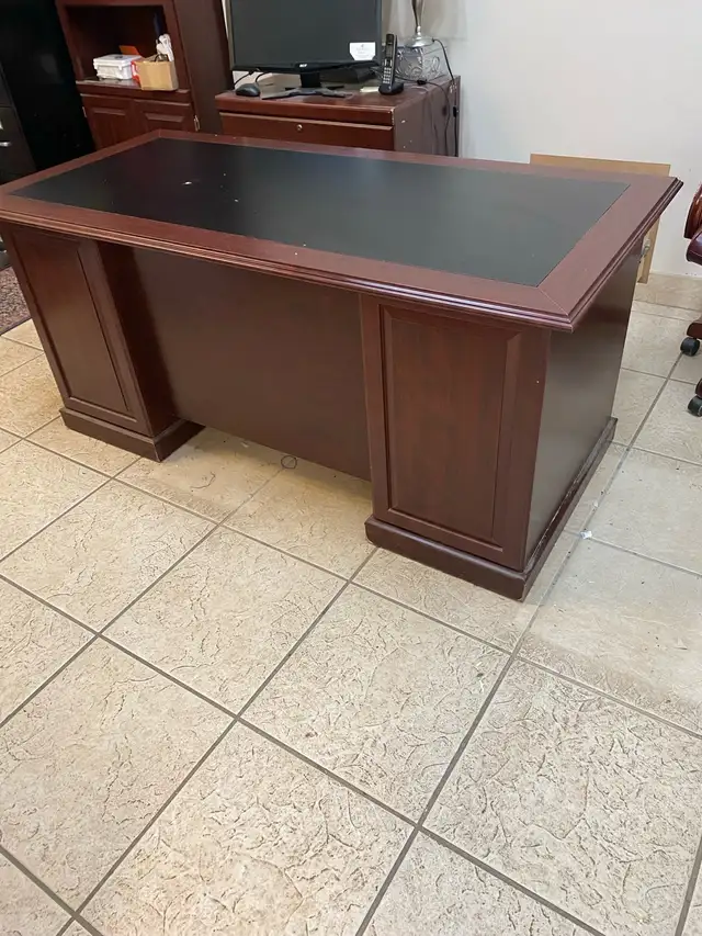 Lovely Executive Desk Ready To Make A Statement - Photo 5