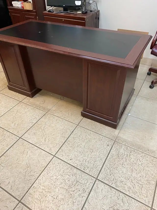 Lovely Executive Desk Ready To Make A Statement - Photo 6