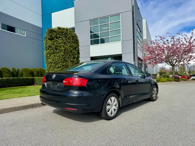 2011 Volkswagen Jetta Sedan 4dr 2.0L Auto Trendline - Photo 3