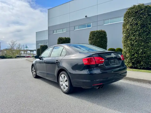 2011 Volkswagen Jetta Sedan 4dr 2.0L Auto Trendline - Photo 4