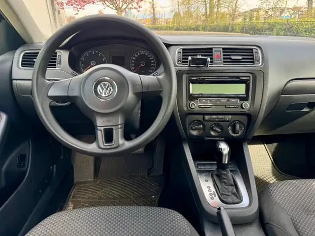 2011 Volkswagen Jetta Sedan 4dr 2.0L Auto Trendline - Photo 6