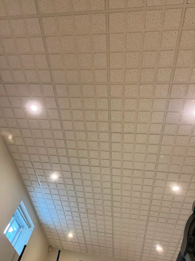 Tuiles plafond suspendu