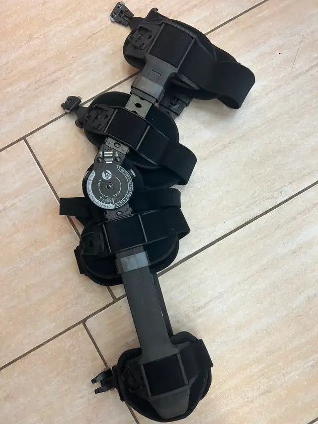 Atelle genou articulée