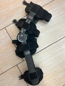 Atelle genou articulée