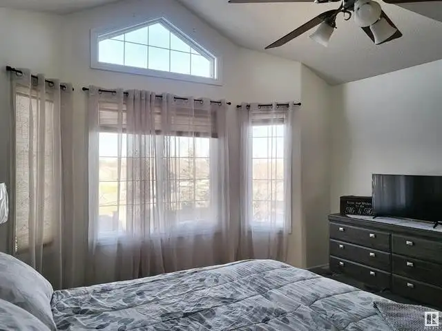 Duplex in Spacious 4‑Bedroom Duplex • 3.5 Baths • Double Garage - Photo 7