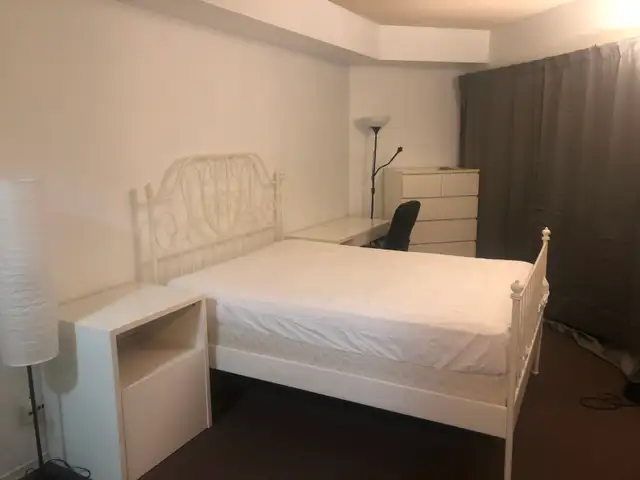 Master Bedroom For Rent - Downtown Toronto - Photo 4