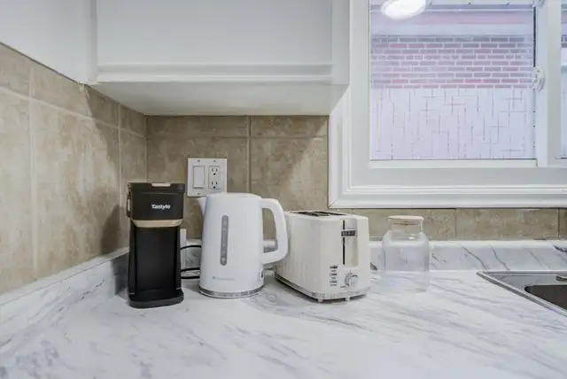 3 Bed 2 Bath House North York, Furnished, Free Wifi and parking - Photo 9