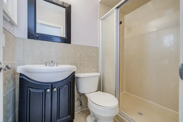 3 Bed 2 Bath House North York, Furnished, Free Wifi and parking - Photo 10