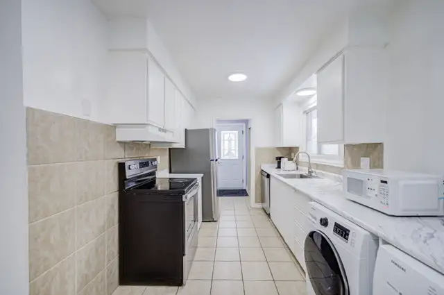3 Bed 2 Bath House North York, Furnished, Free Wifi and parking - Photo 12