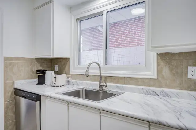 3 Bed 2 Bath House North York, Furnished, Free Wifi and parking - Photo 17