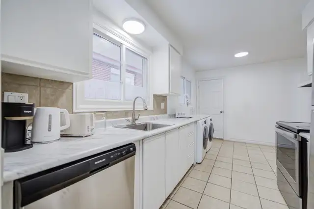 3 Bed 2 Bath House North York, Furnished, Free Wifi and parking - Photo 20