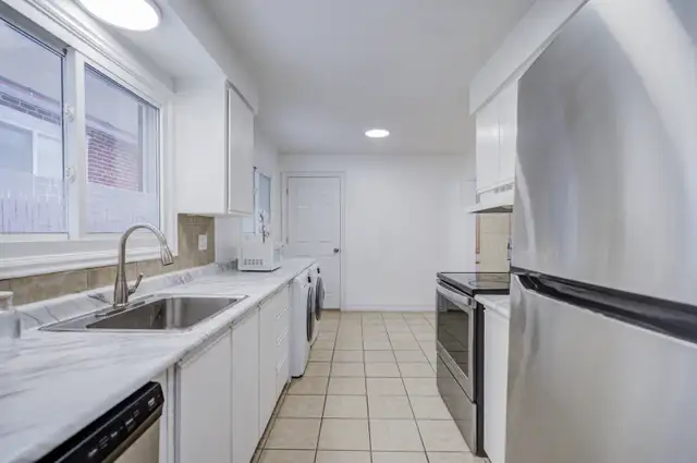 3 Bed 2 Bath House North York, Furnished, Free Wifi and parking - Photo 22