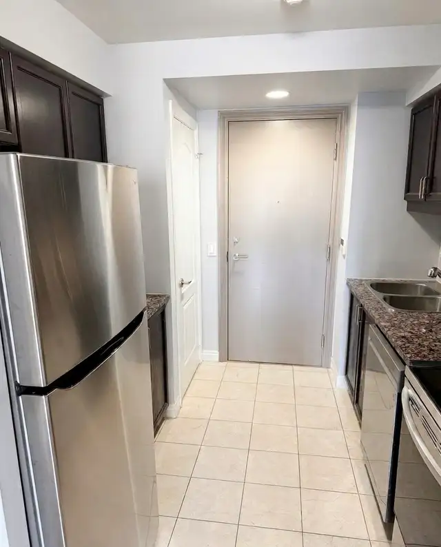 1BR   Rare Same Floor Locker @ STC – Parking Incl. - Photo 2