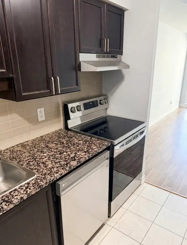 1BR   Rare Same Floor Locker @ STC – Parking Incl. - Photo 3