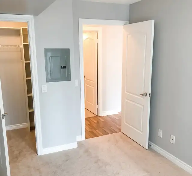 1BR   Rare Same Floor Locker @ STC – Parking Incl. - Photo 8