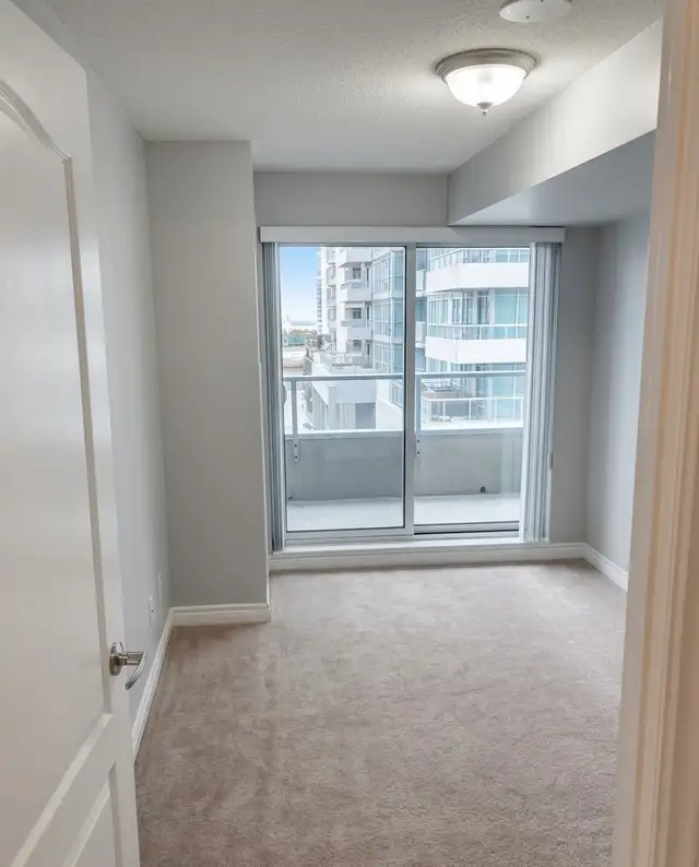 1BR   Rare Same Floor Locker @ STC – Parking Incl. - Photo 9