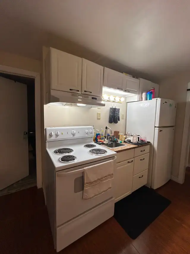 Beautiful 2 bed available, laundry and parking included - Photo 2