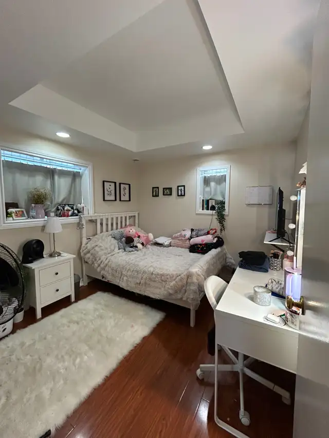 Beautiful 2 bed available, laundry and parking included - Photo 3