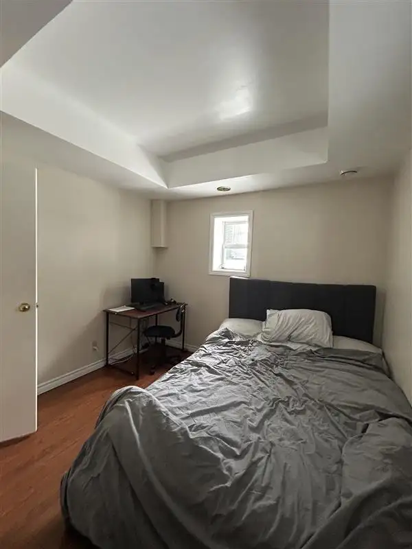 Beautiful 2 bed available, laundry and parking included - Photo 4