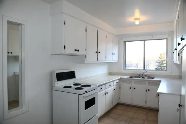 Dorval :renovated big 3.5, 5.5 best location for rent - Photo 4