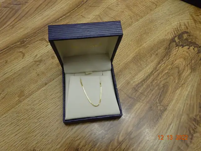 Brand New Woman's 10K Gold Necklace 20'