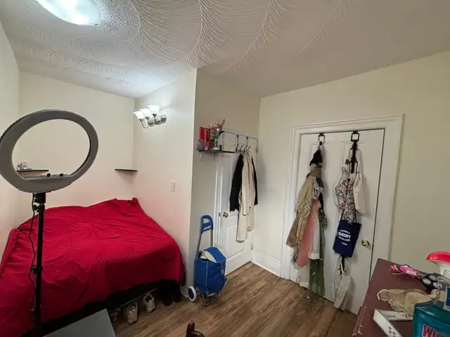 5-Bedroom Student Apartment in the heart of Kensington Market! - Photo 11