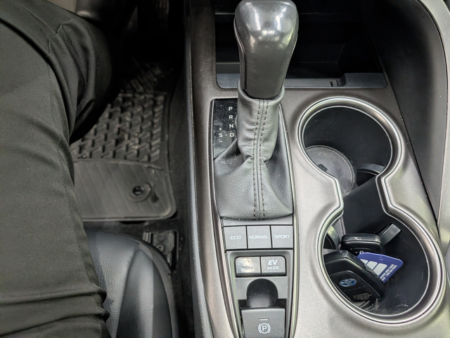 2023 Toyota Camry Hybrid SE - Photo 17