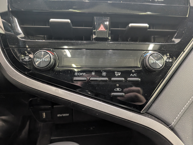 2023 Toyota Camry Hybrid SE - Photo 18