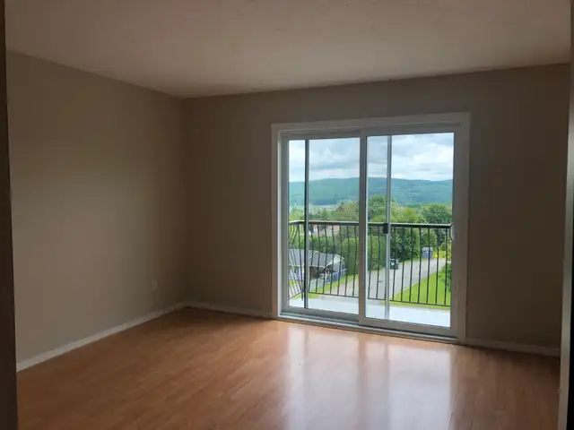 3 1/2, 41/2 et 5/12 à  louer, chauffage et eau chaude inclus! - Photo 2