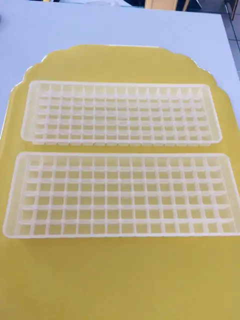 2 BACS SILICONE MINI-GLACONS $5.00 LES 2 1 PRESSE-ORANGE: $5.00