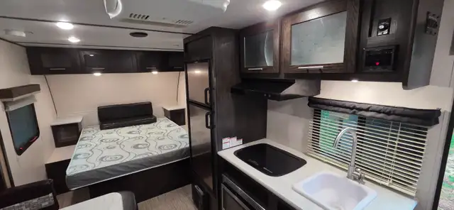 2019 SURVEYOR 19RBLE 3566LB-LITE-POWER SLIDE-4 SEASON AZDEL-MINT - Photo 8